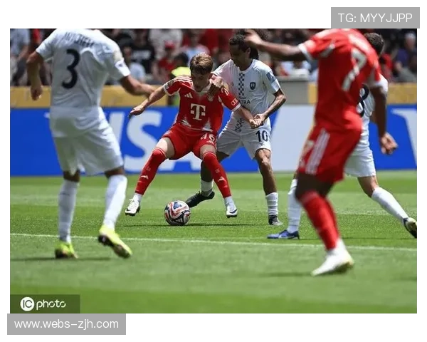 拜仁17岁小将卡尔造点，VAR回放确认点球判罚