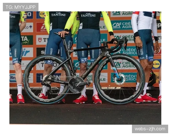 米兰-圣雷莫赛前，车手们在起点签名墙合影互动